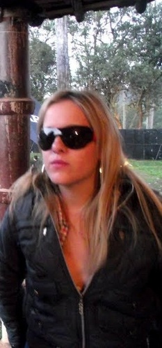 Euu ?
aquelaa que tem segredos ;
aquela que ama ;
aquela que é sonhadora ;
Aquela q vc olha e pensa ;)