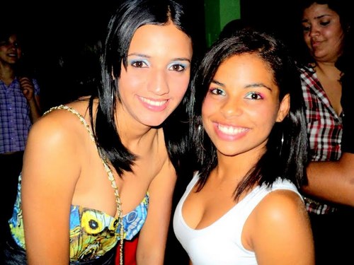 16 anos , gêmeos, chorona, mimada, COCA, VODCA, TEQUILA....
 sapatos, roupas, maquiagem, sõu revoltada e falo merda. follow-me ?
bgsbsg