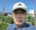 昭和７年生まれ。ゴルフが好き、でも下手くそで100を切ったときは大喜び。家庭菜園も好きで10坪借りている、作物はまずまずの出来栄え。将棋も好き、ネット将棋を楽しんでいるが弱い。