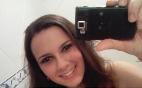 Serva de Deus!Ele te ama muito e deu quem mais ama para te salvar!Creia nEle!Abra teu coração!Só você pode abrir!Ele está batendo em sua porta!Está ouvindo?