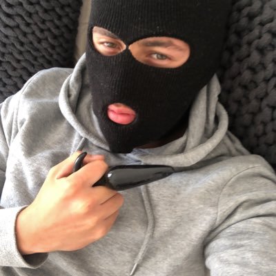 🇬🇧 masked content creator 🎥 👉🏾👌🏾straight out the hood! 🥷                                                    https://t.co/GlAmz4VhFz