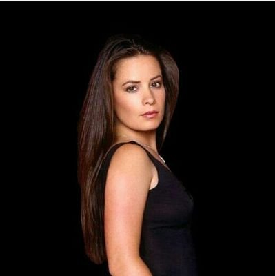 Simplesmente uma fã dessa atriz maravilhosa.
@H_Combs    Atriz das séries Charmed e Pretty Little Liars