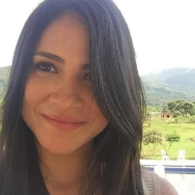 Asuncenita, mi paisanita
cuando te veo canta de gozo mi corazón
asuncenita mi paisanita
eres la gracia que se pasea por mi Asunción.