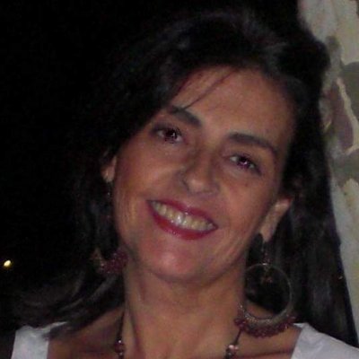 Amante de la escritura, la lectura y la pintura. Autora de la novela