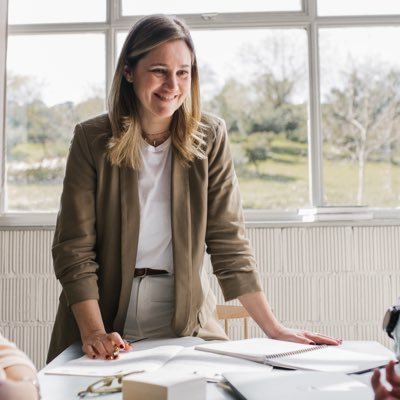 Experta en impulso y desarrollo del #talento #StoryTeller #RRHH. Apasionada por la #comunicación y las #personas #Eje&Con DRH de CMS Albiñana y Suarez de Lezo