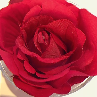 ハニ太郎 この季節は暖房もだし空気が乾燥してるのか肌がすごい荒れる アベンヌのコールドクリーム買って帰って顔 にコテコテに塗ってやろうと思ってんけど家にまだニベア青缶が残ってたのでメイクを優しく落としてニベアを顔が真っ白になるまで塗って