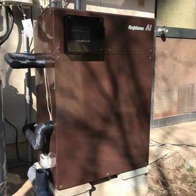 某給湯器メーカーのサービスマンから 独立（？）して始めました。 主に長野県の東・北信地域で 給湯設備の点検・修理・販売・施工や 太陽光発電システムの施工補助の他 ケーブルテレビ局様依頼の撮影・編集を 行ってます。看板猫が居る(@Ayasa61359672)給湯器の修理屋です。