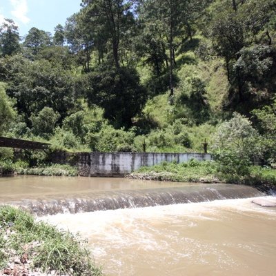 Grupo de estudiantes de ingeniería civil de la Universidad Rafael Landivar interesados por un cambio hidrológico en Guatemala