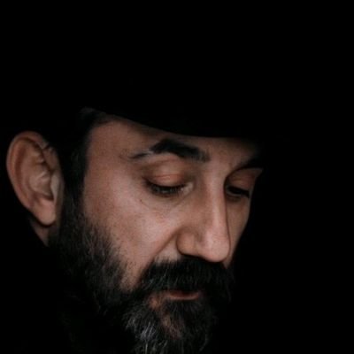 ‏مو كل صديق ع كتفه تستند....🖤🤚🏼