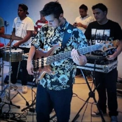 Bajista de LOS MEKETREFES.
Perdí mi otra cuenta 💔😪
Ñembo músico.
Ñembo Bajista. Ñembo tu mejor amigo si querés.