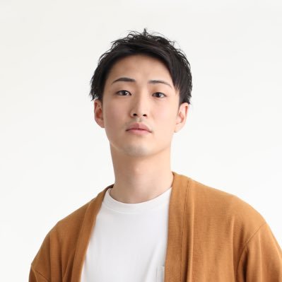 俳優・声優／チョコミントとコーヒーとバイクと自然が好き。【声の出演】バズ・ライトイヤー（フェザリンガムスタン）／イエローストーン（ケイシー）／テッド・ラッソ（ネイト、サム）／ウエスト・サイド・ストーリー(ブラウリオ）／コブラ会（ミッチ）／ロキ／ホークアイ…など【舞台】シェイクスピア・シアター各公演…など