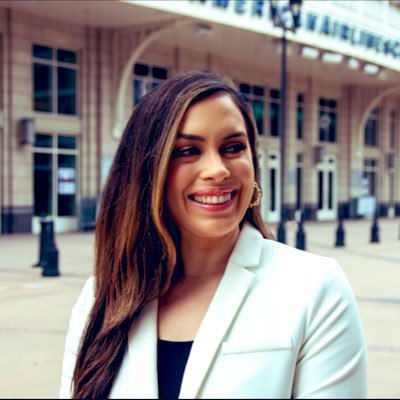 Sports host/reporter for KDFW Fox 4. “Do it with passion or not at all.” Insta: Sportsgal87