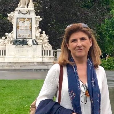 Profesora de Historia del Arte. Directora del Aula Sénior. Universidad de Murcia. Amo el orden, la belleza y la armonía en el arte y en la vida.