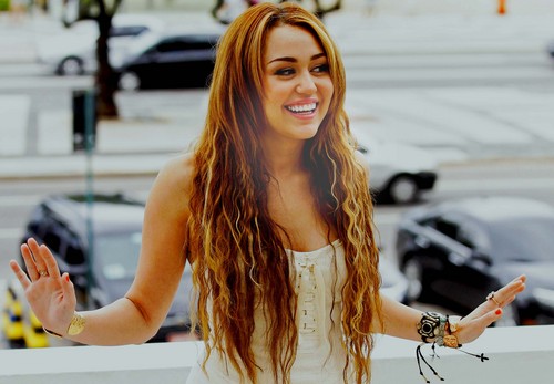 Who's winning? Queen Cyrus. Bow the fuck down. Also supporting Bieber, Villegas & Lovato. / @biebslifestyle is my bestie.