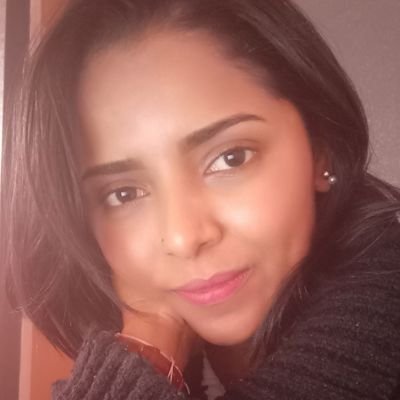 Venezolana. 
Periodista.
Libre. 
E inmigrante.
Miembro del equipo de Comunicaciones de Kinross Chile