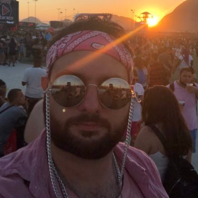 Possuo um vasto conhecimento em cultura inútil com especialização em musica pop, realitys, series e filmes.