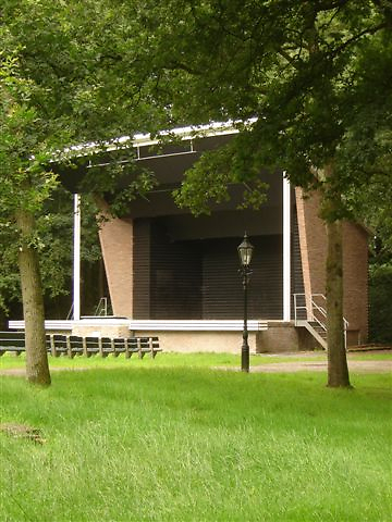 Podium Nienoord is een uniek openluchttheater in de bossen van het landgoed Nienoord in Leek.
