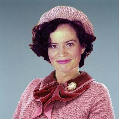 Profesora en Hogwarts,subsecretaria del Ministro de magia y miembro del Wizengamot.Ejem Ejem. Santa Suprema Suma Inquisidora @ConviHogwarts