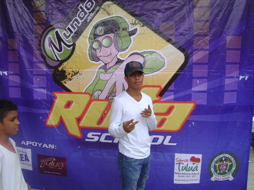 hola un saludos a todos de parte del super chilling de corazon a toda mi gente del twitter