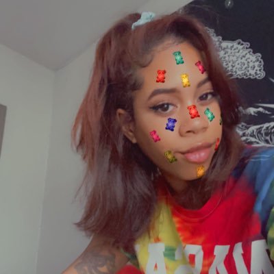 Guitar-playing vegetarian gamer girl with big hair 👽 VCU21