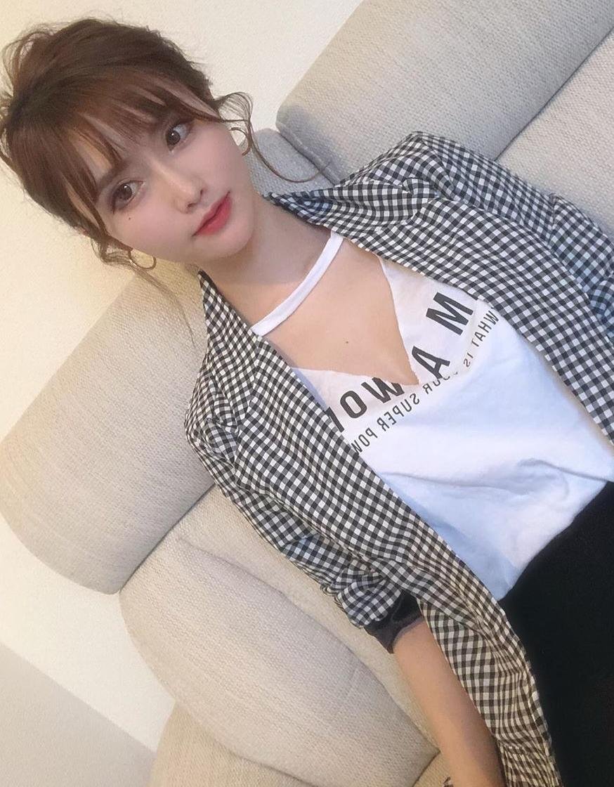 エッチがダーイスキ！ フォーしてくれたら、ヌードでも見せてあげるもん～