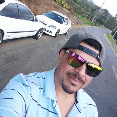 divertido, alegre, amigable y trabajador, me encanta hacer amigos.