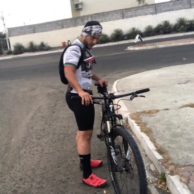 Decorador y disenador de xquisite events, Aries y me gusta ir al gym y todo lo que tenga que ver con deportes, no fumo tomo ocacionalmente