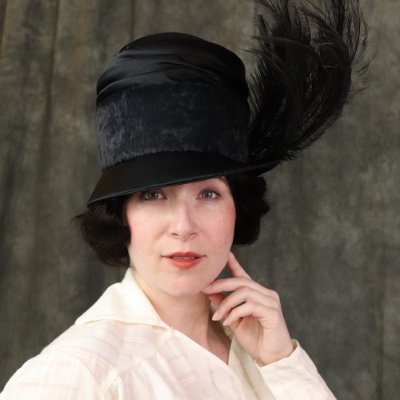 NicoleRHistory's profile picture. Historian, shoemaker, and tailor