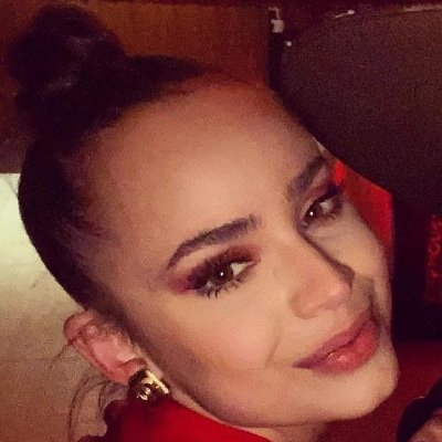 I love Sofia Carson and her family
I'm 17 years old and I’m going to Westgate high school and I'm bisexual and I love to dance and sing