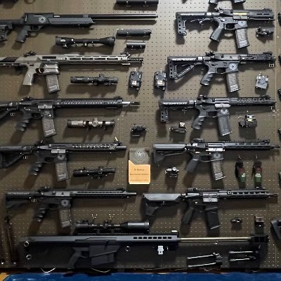 個人所有では最大級のガンウォール(高さ2.1m長さ11m)を作って好きな銃(M4系とGlock)を飾ってます✨ WICK様のテイスティング対応w