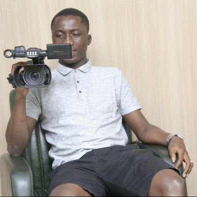 étudiant en journalisme à l'université FHB cocody à ABIDJAN. diplomé d'une maîtrise en journalisme et en Arts Dramatique.