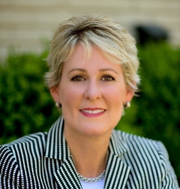 Expert in corporate etiquette, U.S. and international protocol, business image consulting, and certified by The Protocol School of Washington®.