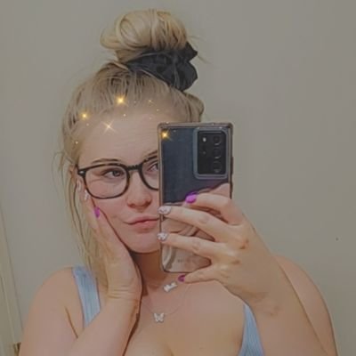 22 | coffee addict ☕ | ❤U of U🤍 2022 | my lip gloss is poppin 💄
