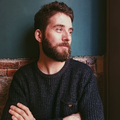 Escritor.
'Un dios con el estómago vacío' (Almadía)
Un pijama bueno, bueno.