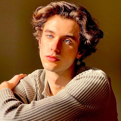 Mais vous savez, on peut trouver du bonheur même dans les endroits les plus sombres. Il suffit de se souvenir d’allumer la lumière.