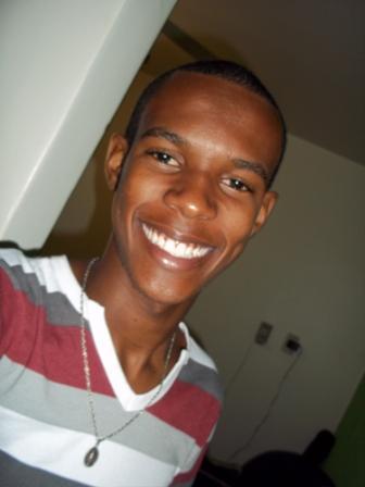 20, amo Deus, um cara de poucos amigos, mas que colocaria a mão no fogo por cada um deles, mto familia  e procurando viver cada dia como se fosse o último.