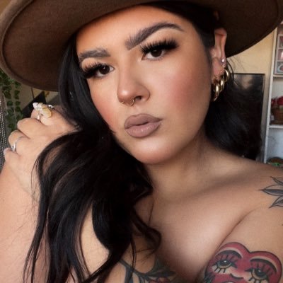 I make cool shit for cool people
ig:thehoneybunnycollective
https://t.co/JH5uDD1eUd