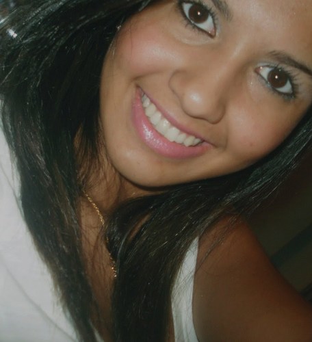 Sou abraços, sorrisos, ânimo, bom humor, sarcasmo, preguiça e sono. Música alta e silêncio. Serei o que você quiser, mas só quando eu quiser.