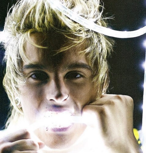 FCO Dedicado ao Baterista da Banda Restart, Thomas..Fã não é aquele que é fã desdo inicio,e sim aquele que vai até o final. Dona : @MaahCelina
