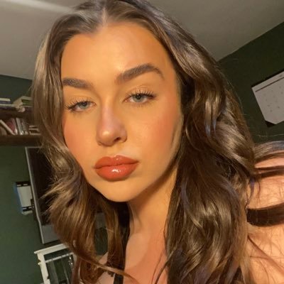 linds_pen's profile picture. fierce but broken