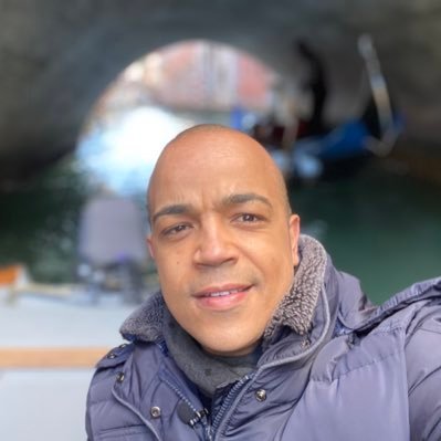 Jornalista, viajante, curioso, leitor, ouvinte e observador.