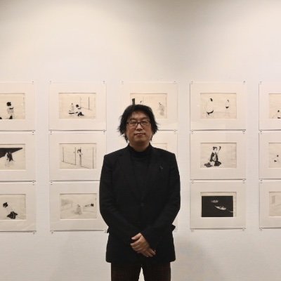 装幀家・小村雪岱研究家／大阪芸術大学文芸学科特任教授(専任／装幀・組版・ＤＴＰ演習・ブックデザイン史ほか)／タイポグラフィ学会／編著『小村雪岱随筆集』『小村雪岱挿絵集』『おせん』『江戸役者』／資生堂書体や雪岱文字の論考など／『日本古書通信』にて雪岱について不定期連載中／展覧会「複製芸術家 小村雪岱」(2021)監修