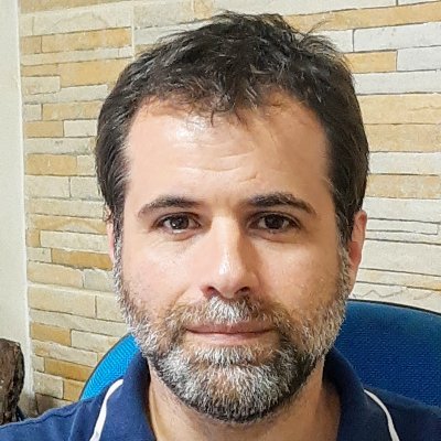 Sou marido de Maria Clara, pai do Daniel e Anita. Democrata, avesso a essa polarização