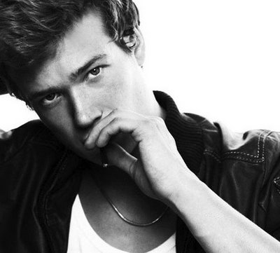 We're fans of @edspeleers This is a fan page run by Ed's fans. -Page born on 3/3/11-