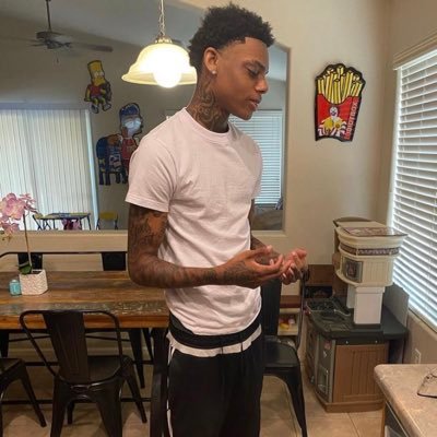 moxp1k's profile picture. gotta stay tall won’t be in the fold😈