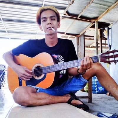 aku memilih kamu bukan karena apa yang kamu miliki, bukan juga ketertarikan fisik. aku memili kamu karena aku nyaman dan aku bahagia.