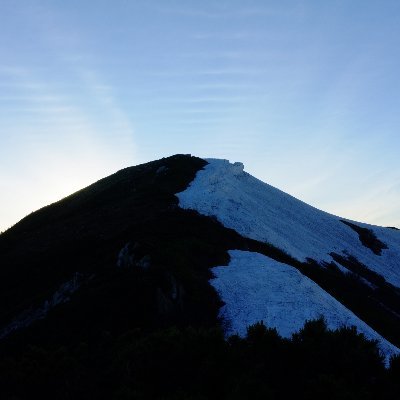 北アルプス立山にある山小屋です。大日岳(2501m)の麓に位置し、天気が良ければ真正面に剱岳(2999m)を見ることができるとても眺めの素晴らしい山小屋です。
また、夕暮れ時にはランプを灯した雰囲気の良い食堂でお食事をお召し上がりいただけます。
収容人員は38名であり、相部屋2室のみとなっております。