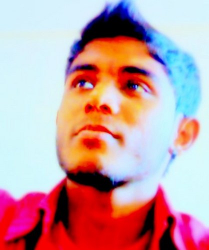 m studyin final yr n amrita university.......m  naughty,smart n easy goin guy....alwayss lov to hangaround with frenzz.........happiee to b still 3 single..:)
