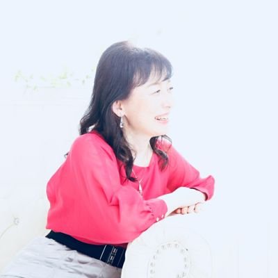 ellycolour's profile picture. 色で心をサポート。あなたの可能性を色で引き出し未来を描く。対面カウンセリング25年、5,000人以上の心と向き合ってきた技術と恩恵をインストール！ 悩んでいる人・自己成長したい人・本当の自分を知りたい人。笑顔溢れる日々の為のセッション・カウンセリング・講座を展開。リアル、Zoom、電話相談に対応しています。