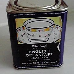 紅茶刑事の刑事長です。おいしい紅茶を求めて日々パトロールしています。アフタヌーンティーも大好きです。 日本茶は丁寧にいれて飲みます。 茶道お稽古お休み中(裏千家)ですが盆略と平点前だけ教えてます。 かつて茶館銀芽で中国茶いれてました。 和紅茶はお仕事です。 とにかくカメリアシネンシス好きなのです。粉とスカルも好き!